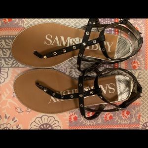 Cute black sandals!